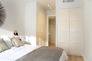 3 Schlafzimmer, Schreibtisch, Bügeleisen/Bügelbrett, WLAN