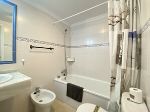Badewanne, Haartrockner, Handtücher