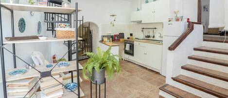 Microondas, horno, congelador y mesa de comedor