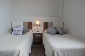 2 habitaciones, tabla de planchar con plancha, wifi y ropa de cama 