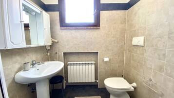 Dusche, Haartrockner, Bidet, HandtĂŒcher