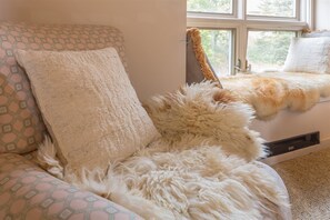 Flat-screen TV, fireplace