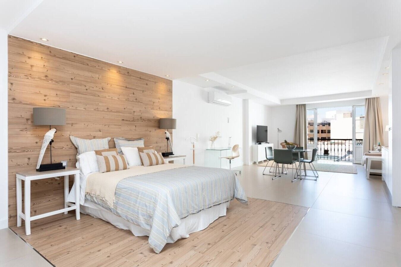 1 dormitorio, tabla de planchar con plancha, wifi y ropa de cama