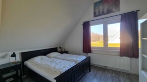 5 bedrooms, desk, WiFi