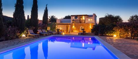 حمّام سباحة خارجي