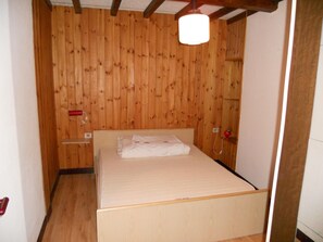 2 bedrooms, iron/ironing board, wheelchair access