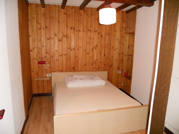 2 bedrooms, iron/ironing board, wheelchair access