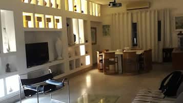 Smart TV, fireplace, stereo