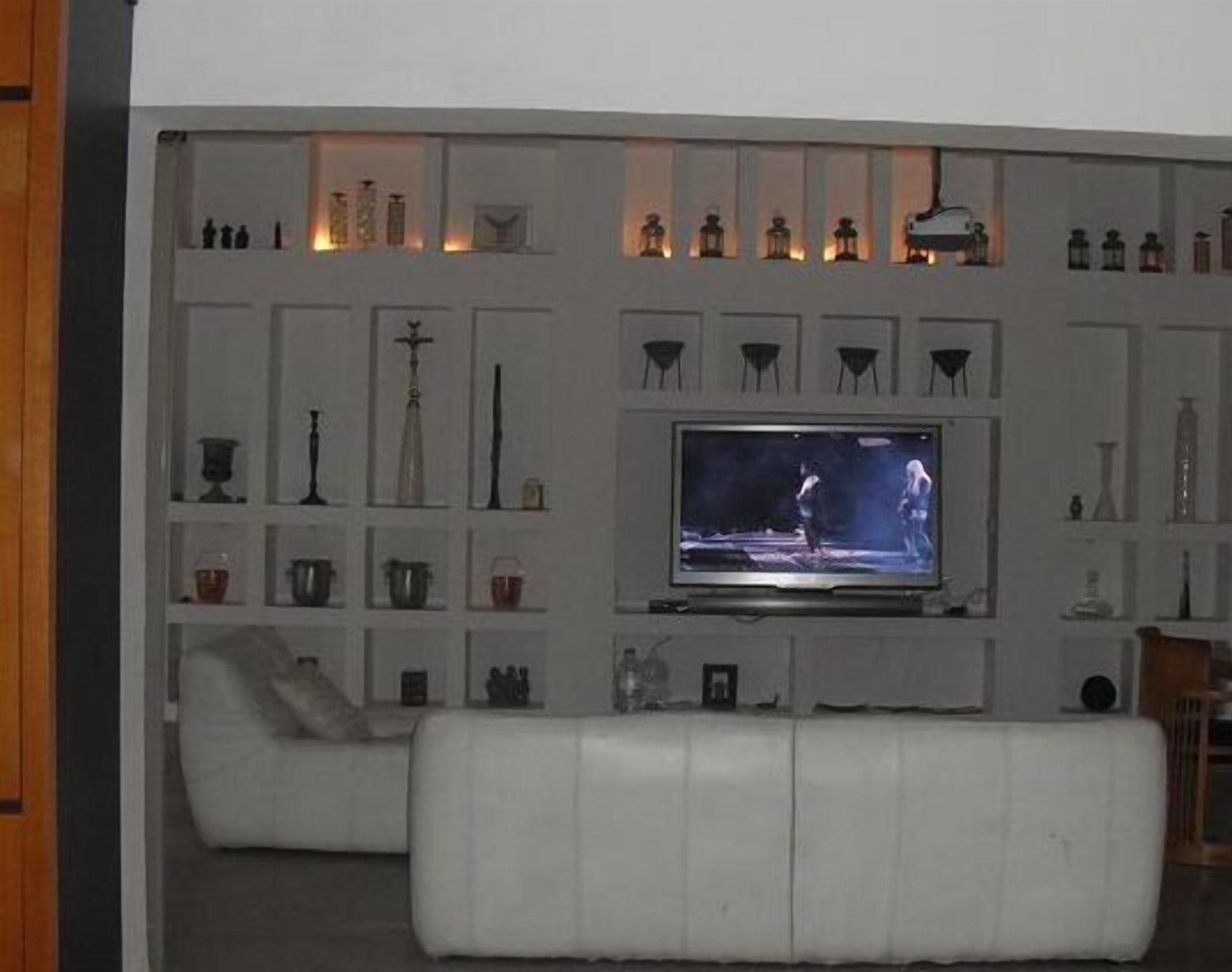 Smart TV, chimenea y estéreo 