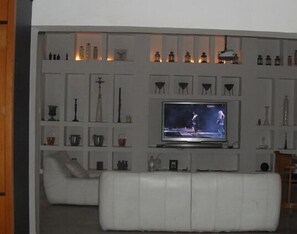 智能電視、壁爐、音響