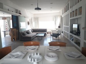 智能電視、壁爐、音響