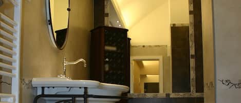Combined shower/bathtub, hair dryer, towels, soap