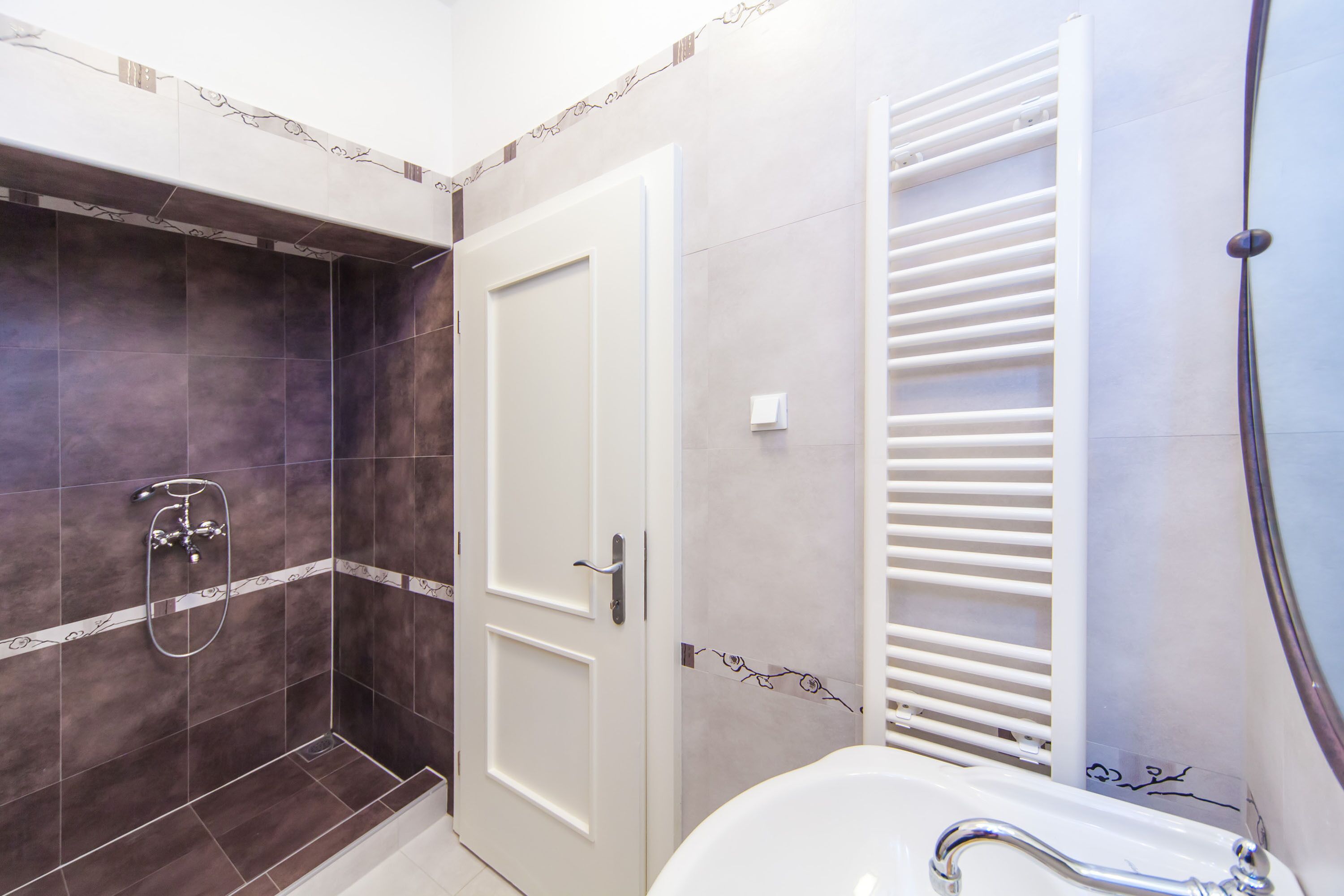 Combined shower/tub, hair dryer, towels, soap