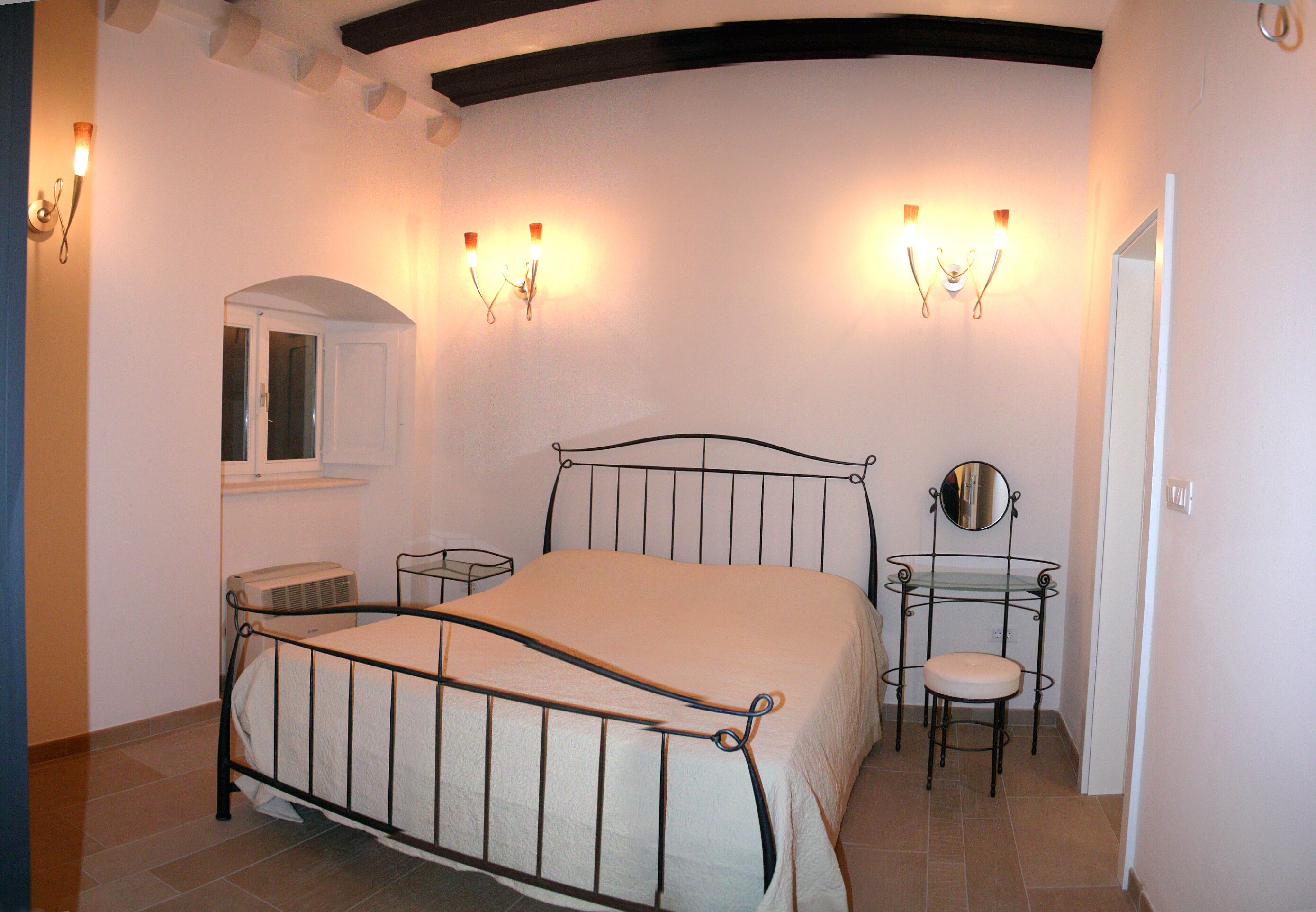4 slaapkamers, een strijkplank/strijkijzer, gratis wifi, beddengoed
