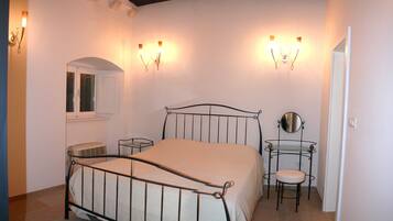 4 bedrooms, iron/ironing board, free WiFi, bed sheets
