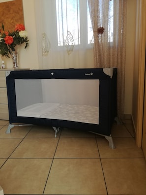 2 quartos, cofres nos quartos, ferros/tábuas de passar roupa, Wi-Fi