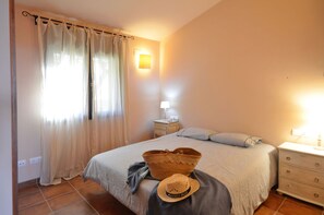 3 habitaciones y tabla de planchar con plancha