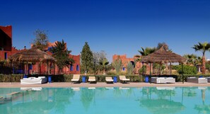 Utomhuspool, parasoller och solstolar