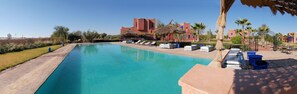 Outdoor pool, pool umbrellas, sun loungers - Riad Beloiseau (Oulad Hassoune)