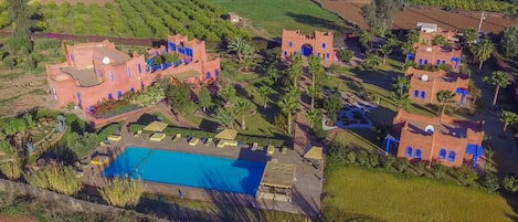 야외 수영장, 수영장 파라솔, 일광욕 의자