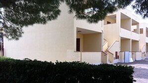 Un immeuble à plusieurs étages doté de balcons et d’un escalier.