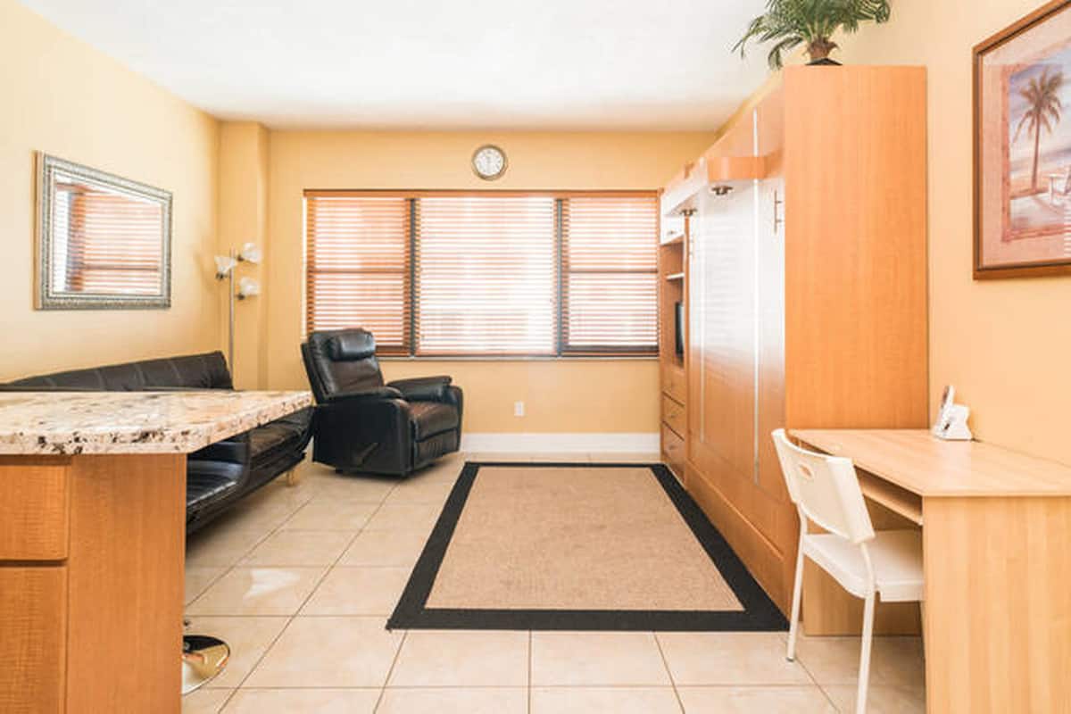 Appartamento Comfort, letti multipli, non fumatori, vista mare parziale | 1 camera, con stile personalizzato, con arredamento individuale