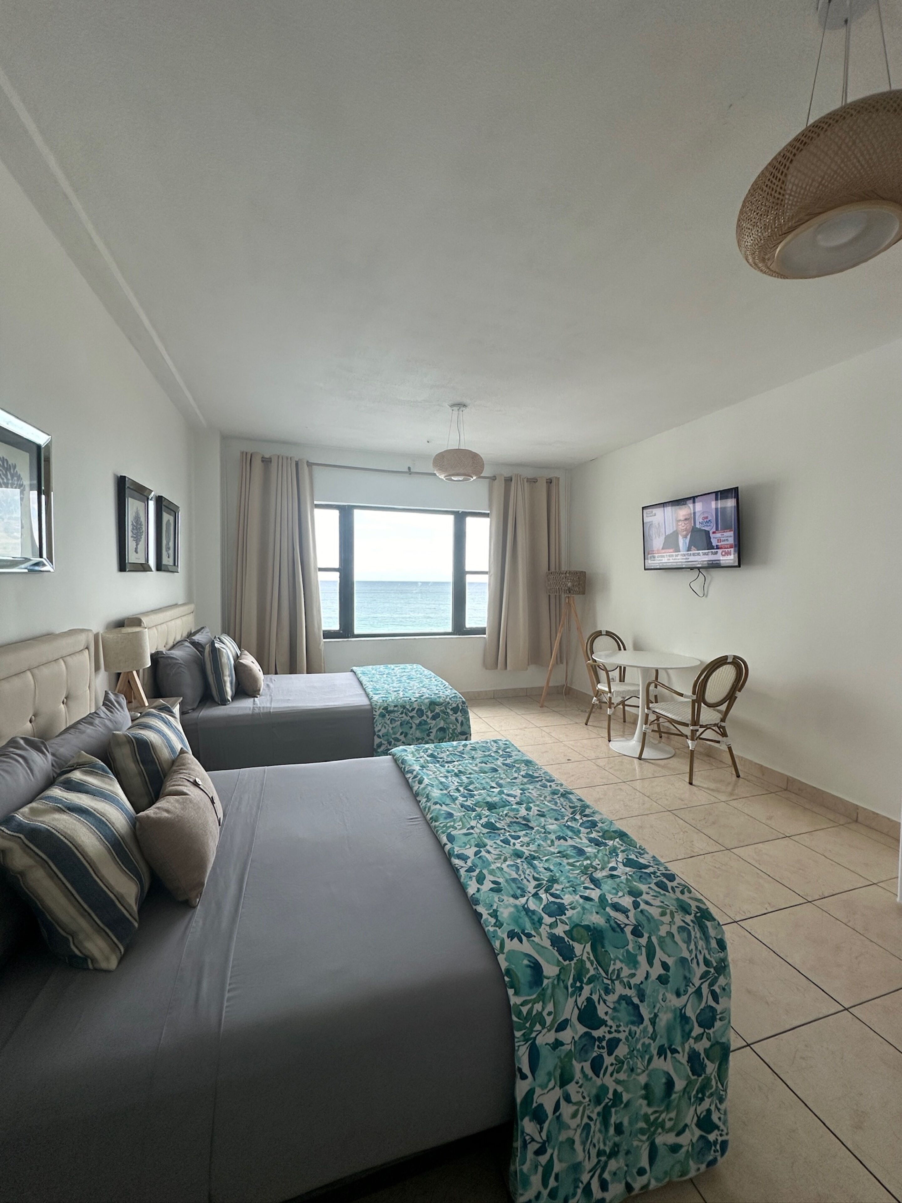 Decoración personalizada, muebles diferentes y ropa de cama 