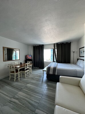 Deluxe Studio, 1 King Bed, Non Smoking | Individually decorated, individually furnished, bed sheets - Casablanca Miami Beach (Miami Beach)