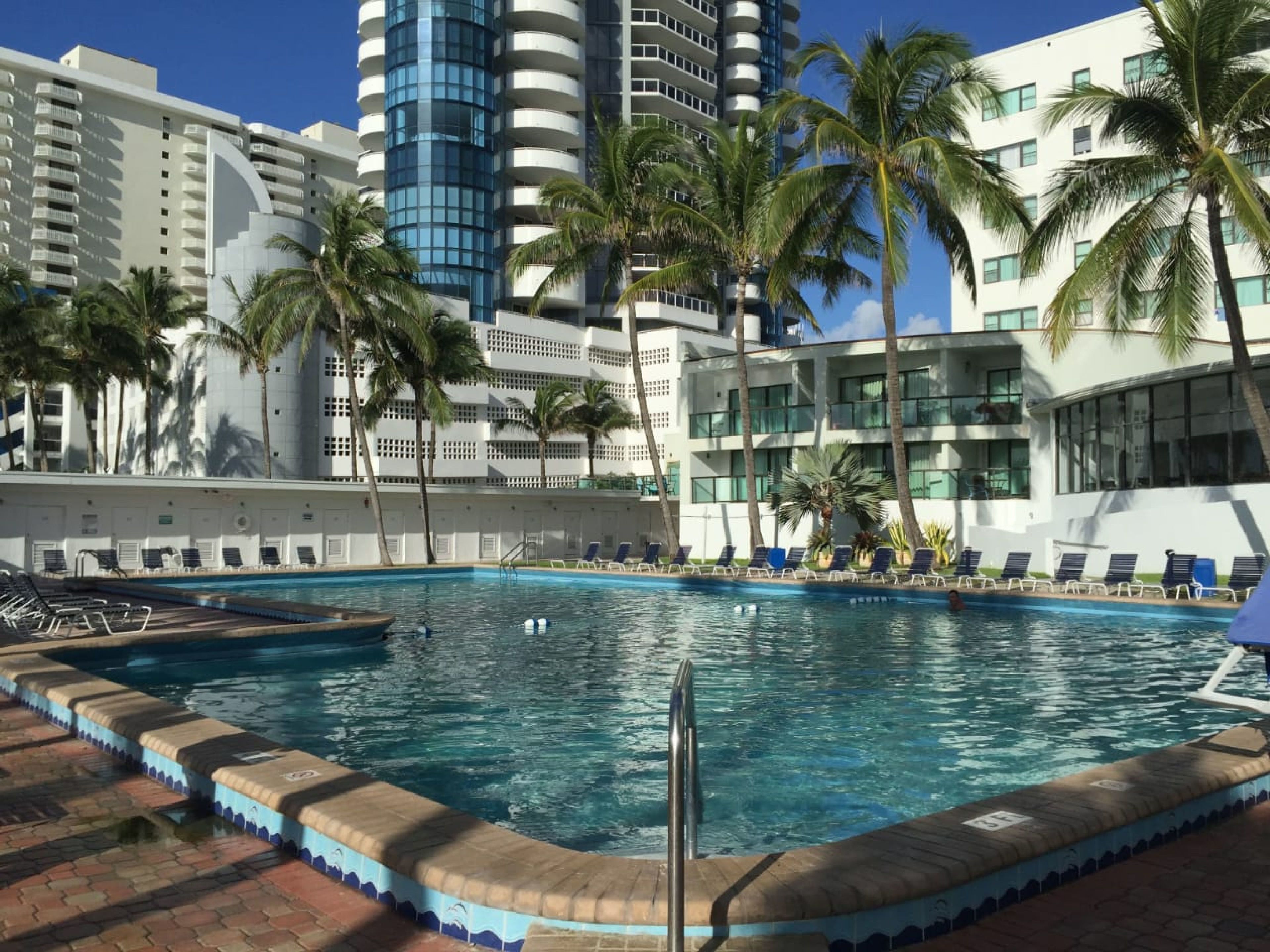 Una piscina al aire libre, tumbonas