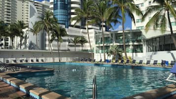 Piscina externa, espreguiçadeiras