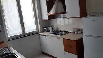 Frigorifero, microonde, forno, piano cottura