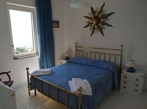 2 makuuhuonetta, silitysrauta/-lauta, ilmainen Wi-Fi, vuodevaatteet