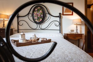 2 habitaciones, tabla de planchar con plancha y cuna de viaje 