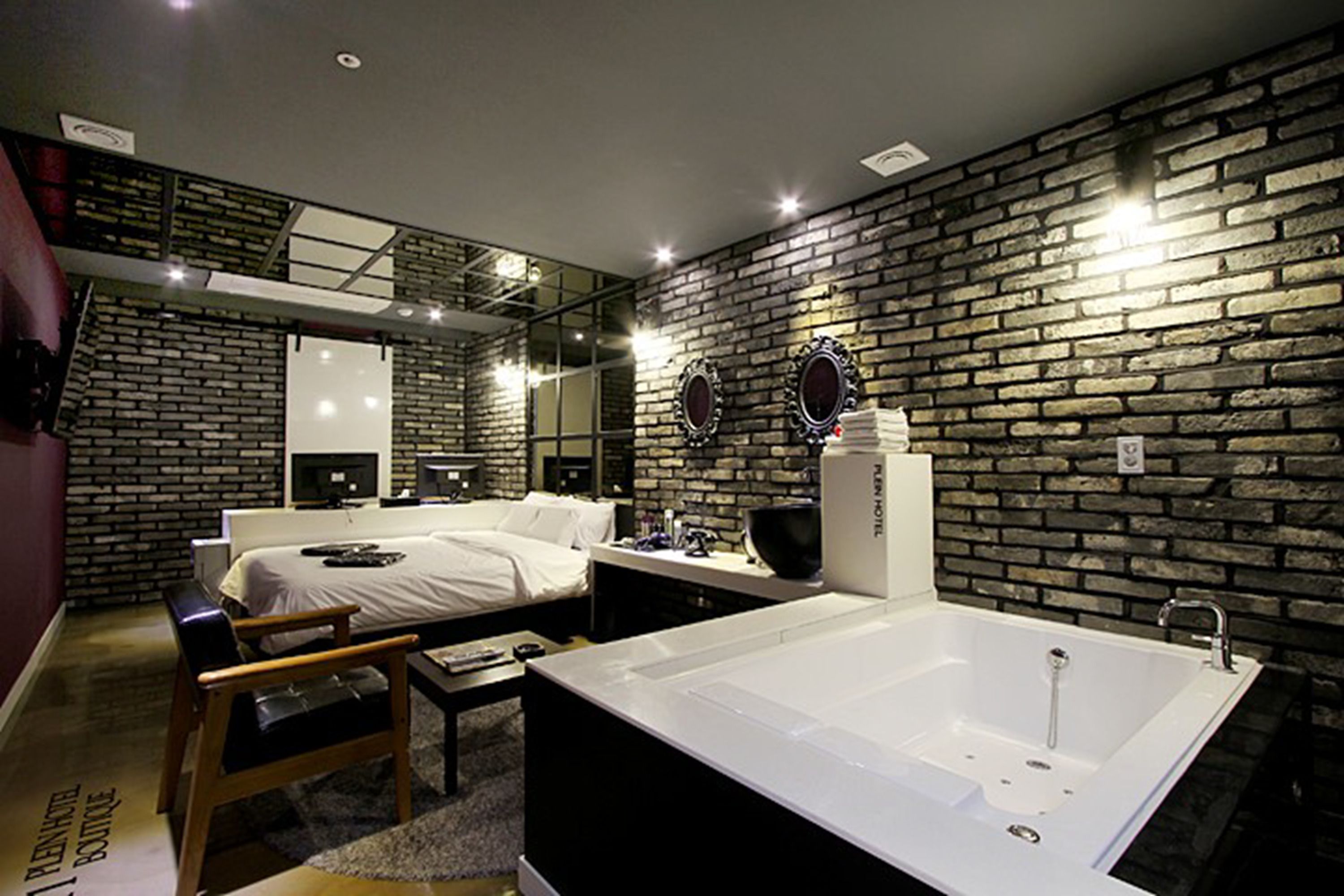 Blackout drapes, free WiFi, bed sheets