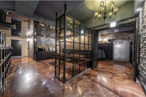 Cortinas opacas, wifi gratis, ropa de cama