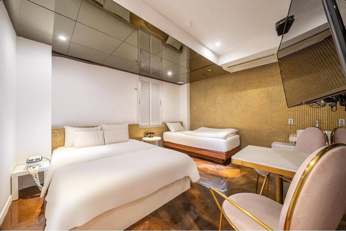 Habitación familiar con 2 camas individuales | Cortinas opacas, wifi gratis, ropa de cama