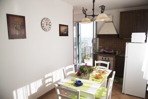 Dining - Casa Azzurra allows you to admire the beauty of nature (Santa Flavia)