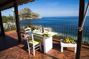 Outdoor dining - Casa Azzurra allows you to admire the beauty of nature (Santa Flavia)