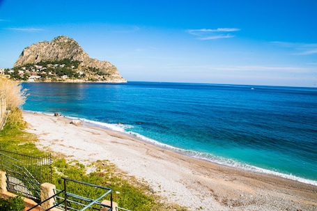 Una spiaggia nelle vicinanze. Casa Azzurra ti permette di ammirare la bellezze della natura