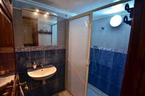 Baignoire, sèche-cheveux, serviettes fournies