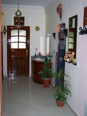 Tina, secadora de cabello, toallas