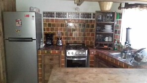 Refrigerador, cafetera y tetera y utensilios de cocina 