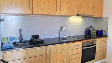 Geladeira, micro-ondas, fogão, cafeteira/chaleira