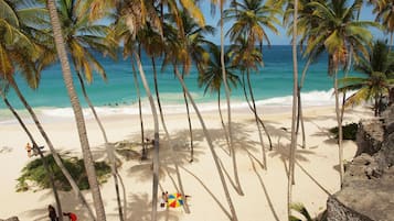 Playa en los alrededores y toallas de playa