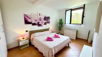 2 bedrooms, in-room safe, iron/ironing board, free WiFi