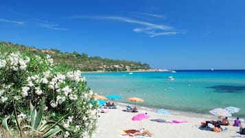 Una spiaggia nelle vicinanze