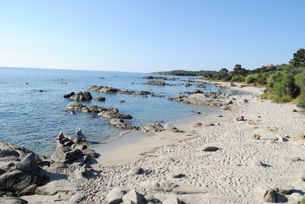 Una playa cerca, sillas reclinables de playa