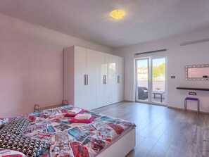 6 Schlafzimmer, Reisekinderbett, kostenloses WLAN
