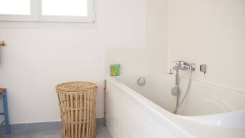 Baignoire, sĂšche-cheveux