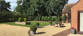EIKENBOOM LODGE IS EEN HELDERE RUIME SCHUURCONVERSIE NR STRATFORD OP AVON